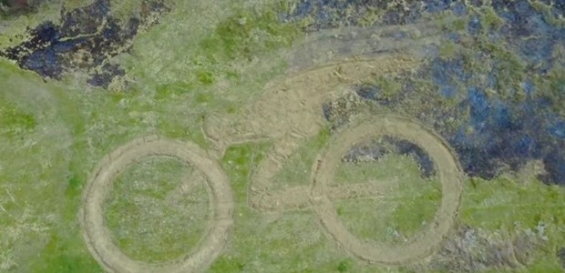 Καρδίτσα: «Ζωγράφισε» τον "Ουράνιο Ποδηλάτη" σε …χωράφι!
