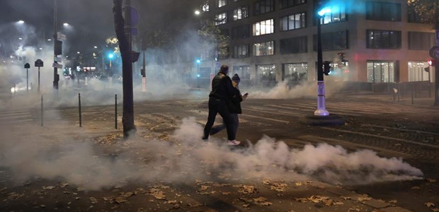 Σείεται το Παρίσι από 800.000 διαδηλωτές κατά Μακρόν