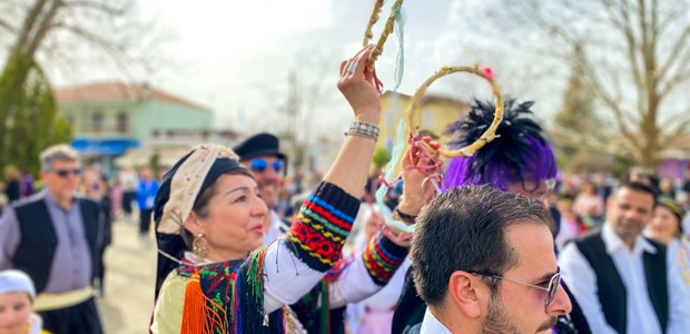Πλήθος κόσμου στα Μεγ.Καλύβια για τον Καραγκούνικο Γάμο