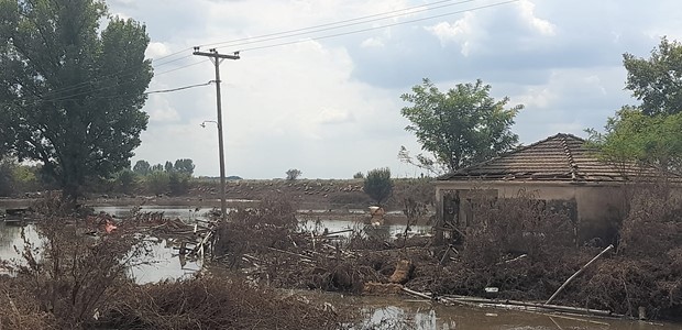 Αγωνία για το χωριό που “πνίγηκε” μέσα στο νερό και τη λάσπη 