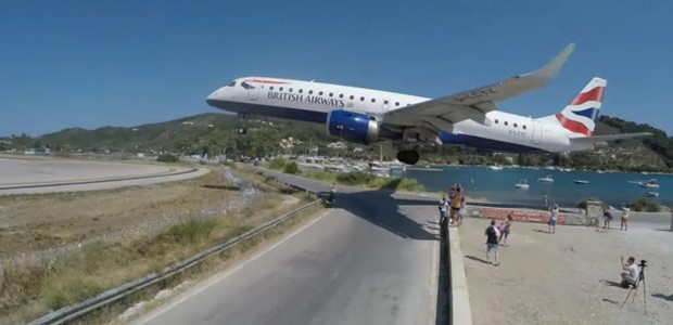 Αεροπλάνο περνά «ξυστά» πάνω από τουρίστες (Βίντεο) 