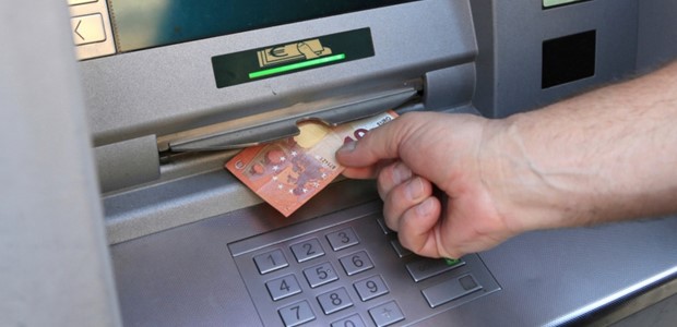 Τα ATM θα μας χρεώνουν για αναλήψεις μετρητών