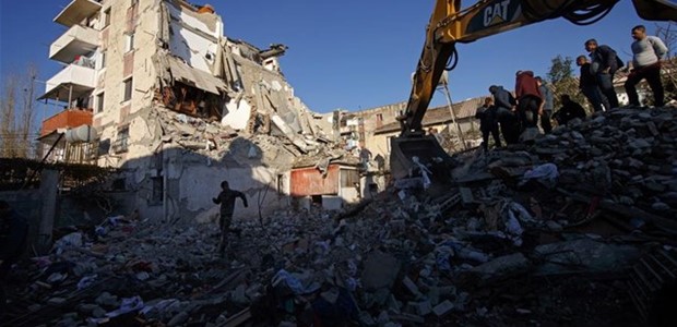 Δεκαέξι οι νεκροί από τον ισχυρό σεισμό