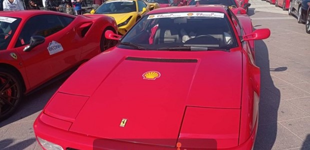 Εντυπωσίασαν οι κόκκινες Ferrari στην πλατεία Πλαστήρα 