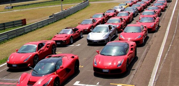 Οι δρόμοι γεμίζουν με Ιταλίδες "καλλονές" της Ferrari