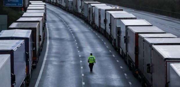 Χιλιάδες φορτηγά αποκλεισμένα στη Βρετανία 