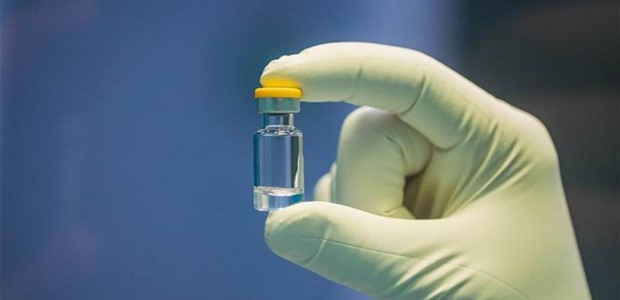 "Παγώνει" τις δοκιμές του εμβολίου κατά του κορωνοϊού