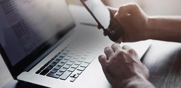 Μέσω κωδικών της κάρτας του απέσπασε 10.000 ευρώ