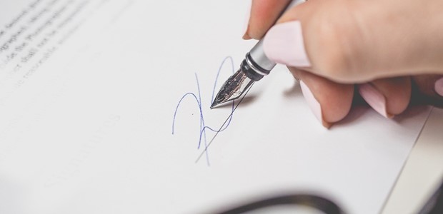 Δεν προχωρά η αποχή των συμβολαιογράφων