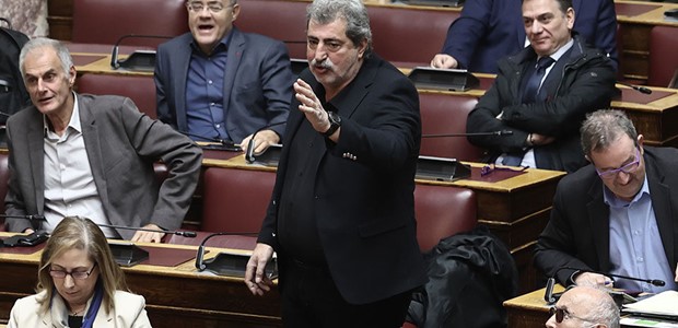 Ρίχνει τους τόνους, παραμένουν οι αιχμές
