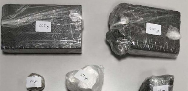 30χρονη μετέφερε ηρωίνη και κοκαϊνη