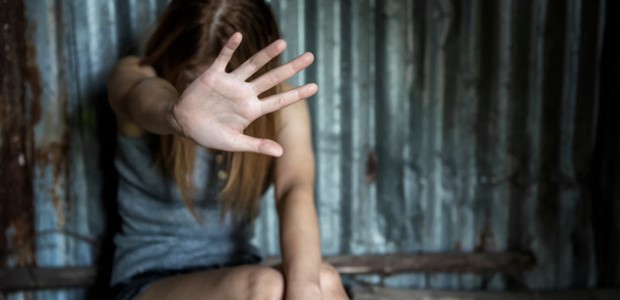 Αρνείται το βιασμό της συνομήλικής του ο 18χρονος 