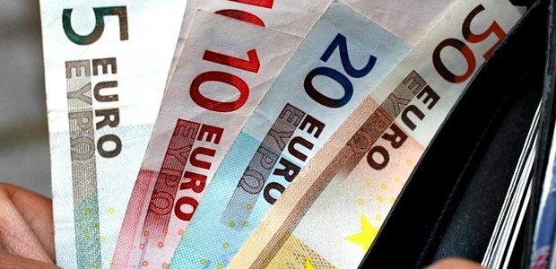Οι Έλληνες ξοδεύουν πάνω από 1.400 ευρώ το μήνα 