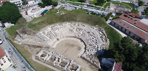 Γκρεμίζεται το πρώτο κτίριο απέναντι από το Αρχαίο Θέατρο 