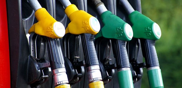 Τριπλή πτώση τιμών σε πετρέλαιο, αέριο και ρεύμα