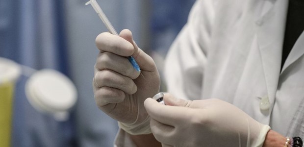 1.633 αναφορές για παρενέργειες των εμβολίων