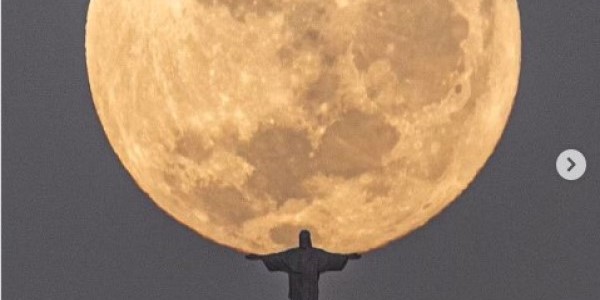 Το άγαλμα του Ιησού στο Ρίο «σηκώνει» στα χέρια το φεγγάρι