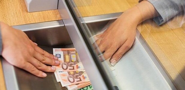 Διεκδικεί 40.000 ευρώ για ατύχημα σε τράπεζα 