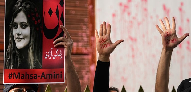 Τσουνάμι διαμαρτυρίας πνίγει το Ιράν
