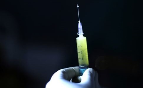 Απείλησε με σύριγγα νεαρή υπάλληλο για να τη ληστέψει!