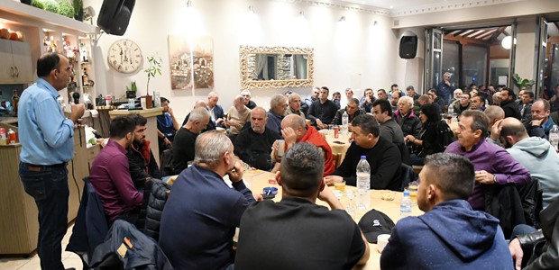 Οι αγρότες κατεβάζουν τα τρακτέρ στις πλατείες