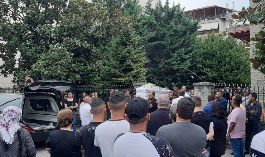 Ράγισαν καρδιές στην κηδεία της 16χρονης Μαρίας