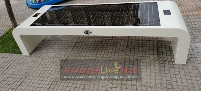 Tοποθετήθηκε το πρώτο "έξυπνο" ηλιακό παγκάκι