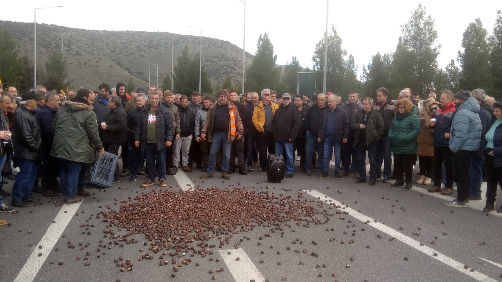 Aπέκλεισαν συμβολικά τον κόμβο της Γυρτώνης