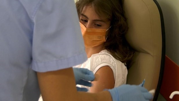 Η πρώτη 15χρονη που εμβολιάστηκε στη Θεσσαλία 