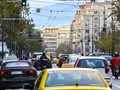 8 στους 10 Έλληνες οδηγούν με το κινητό στο χέρι